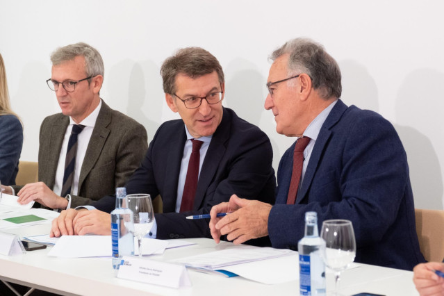 El vicepresidente de la Xunta, Alfonso Rueda, el presidente, Alberto Núñez Feijóo, y el presidente de la Fegamp, Alfredo García, en la Comisión Galrega de Cooperación Local.