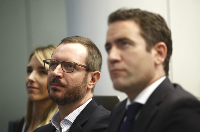 Javier Maroto, portavoz del PP en el Senado, en el centro.