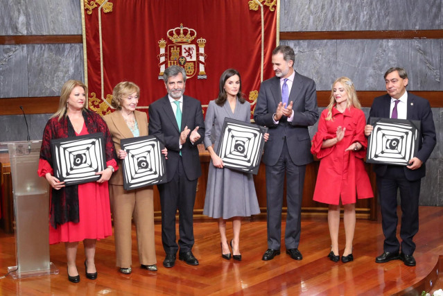 El presidente del Tribunal Supremo y del Consejo General del Poder Judicial, Carlos Lesmes (3i) y los Reyes, Felipe VI y Letizia con los galardonados por el Observatorio
