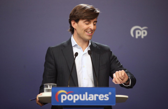 El vicesecretario de Comunicación del Partido Popular, Pablo Montesinos, mira su reloj durante la rueda de prensa ofrecida tras la reunión del Comité de Dirección del PP, en Madrid (España), a 26 de noviembre de 2019.
