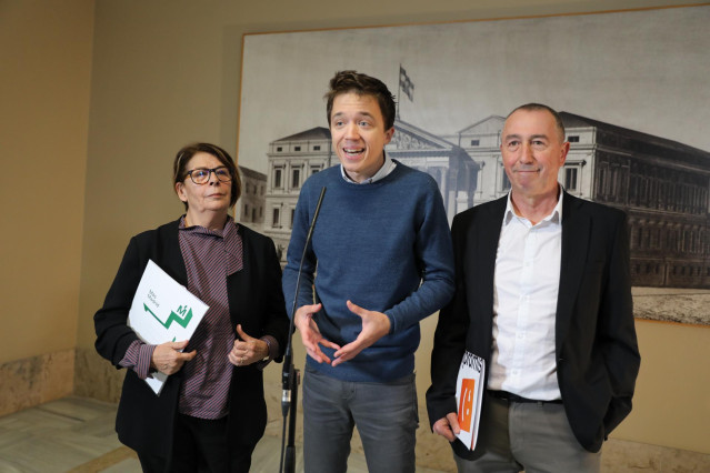 El líder de Más País, Íñigo Errejón, y sus compañeros Inés Sabanés y Joan Baldoví, de Compromís, comparecen en el Congreso tras presentar sus credenciales