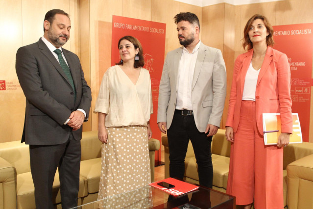 (I-D) El ministro de Fomento, José Luis Ábalos; la portavoz del PSOE en el Congreso, Adriana Lastra; el portavoz de ERC en el Congreso, Gabriel Rufián; y la portavoz adjunta de la formación catalana, Carolina Telechea, en el Congreso de los Diputados.