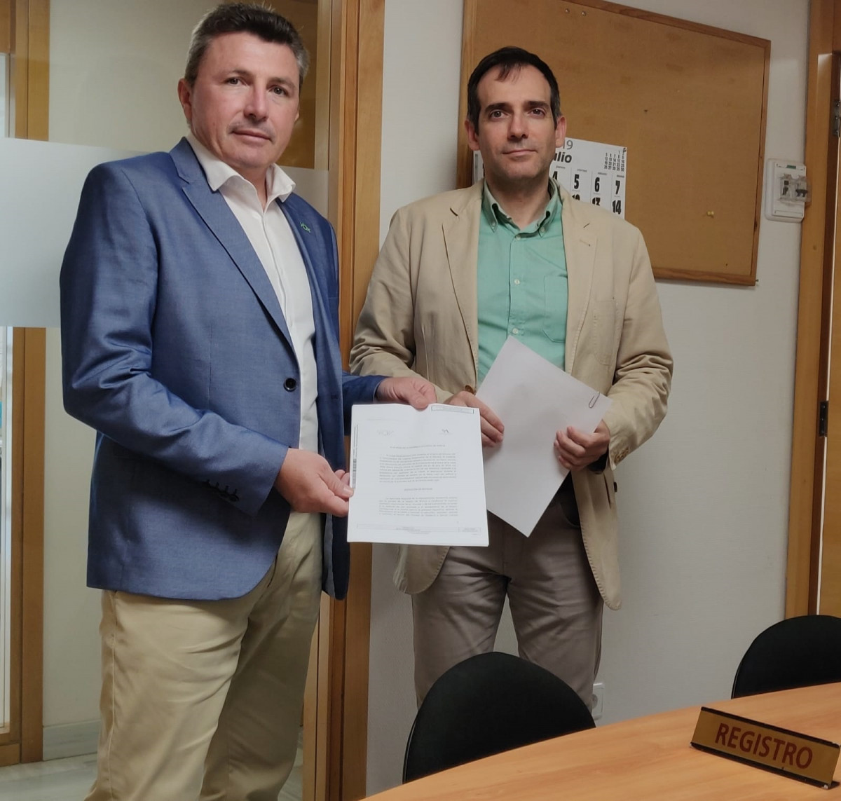 Los diputado de Vox en la Asamblea Regional, PAscual Salvador y  Juan José Liarte presentan una reprobación de la vicepresidenta primera de la Mesa, Gloria Alaracón.