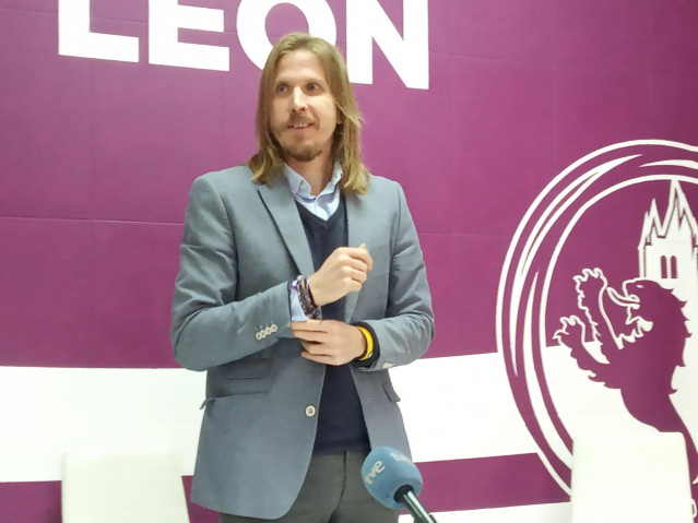 El secretario general de Podemos en Castilla y León, Pablo Fernández, en la sede de la formación en León.