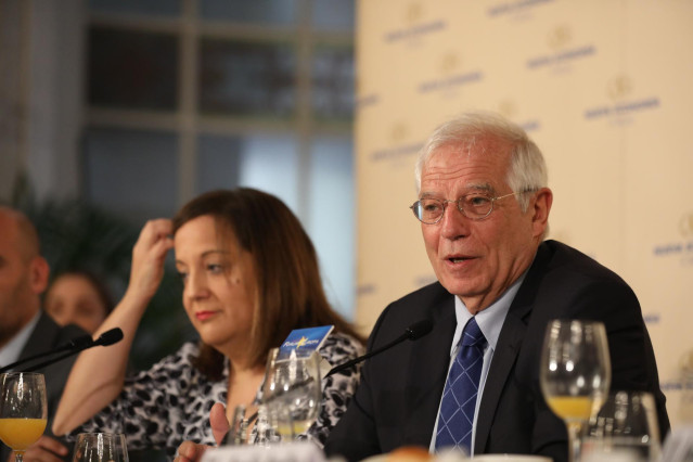 La presidenta del Grupo de Socialistas y Demócratas en el Parlamento Europeo, Iratxe García (i) y el ministro de Asuntos Exteriores, Unión Europea y Cooperación en funciones, Josep Borrell (d) durante su intervención en un desayuno informativo