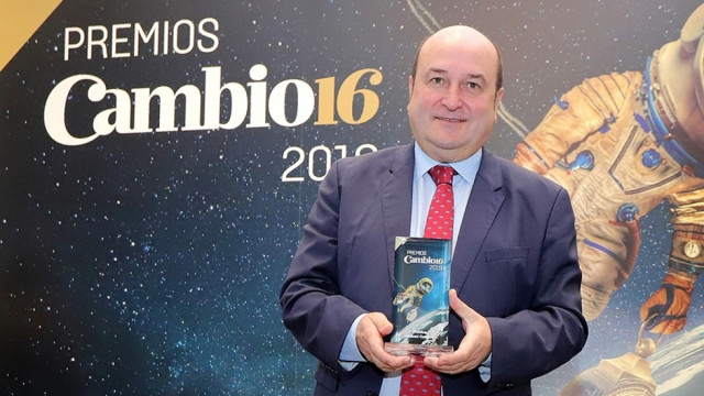 El presidente del EBB del PNV, Andoni Ortuzar, recoge el Premio Cambio16.