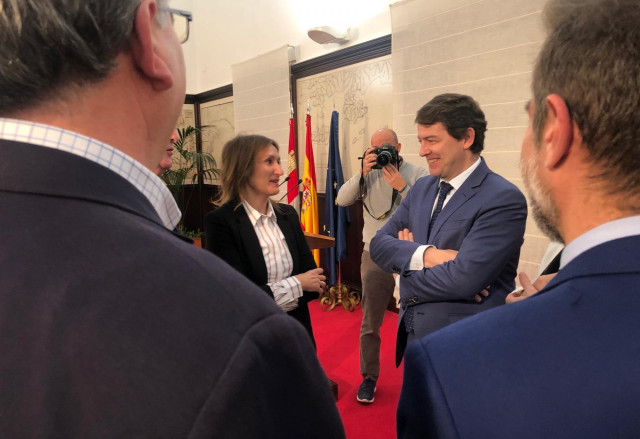 El presidente de la Junta, Alfonso Fernández Mañueco, en su reunión con los responsables de los centros concertados