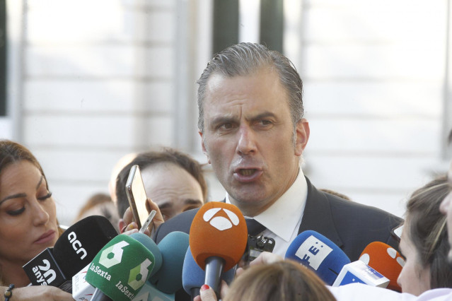 El secretario general de Vox y abogado de la acusación popular en el juicio por el 'procés' independentista, Javier Ortega-Smith, realiza una declaración frente al Tribunal Supremo en Madrid antes del inicio de la nueva sesión del juicio en el que los fis