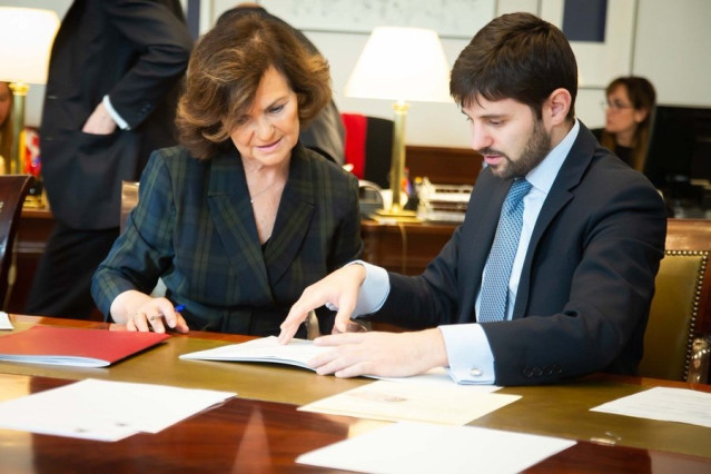 La vicepresidenta del Gobierno, Carmen Calvo, acreditándose en el Congreso