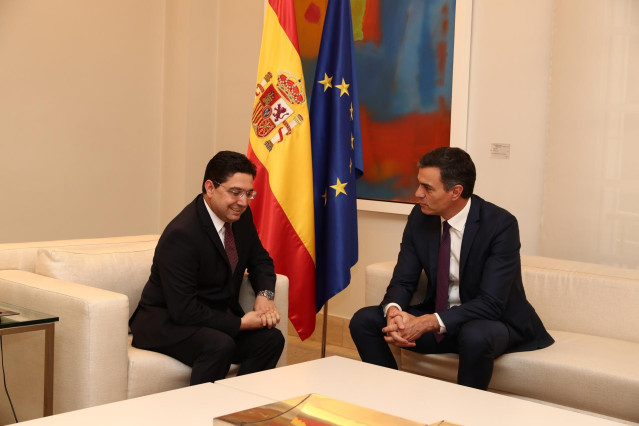 El ministro de Asuntos Exteriores marroquí, Nasser Bourita (i) con el presidente del Gobierno en funciones, Pedro Sánchez, en el Palacio de la Moncloa