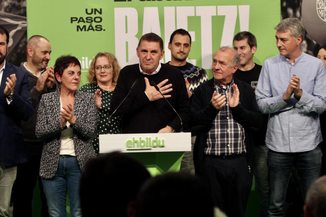 (I-D)  La cabeza de lista de EH Bildu al Congreso por Guipúzcoa, Mertxe Aizpurua; el secretario general de EH Bildu, Arnaldo Otegi; el cabeza de lista de EH Bildu al Congreso por Álava, Iñaki Ruiz de Pinedo; y el cabeza de lista de EH Bildu al Congreso po