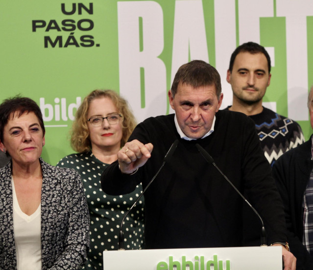 La cabeza de lista de EH Bildu al Congreso por Guipúzcoa, Mertxe Aizpurua (1i); el secretario general de EH Bildu, Arnaldo Otegi (en el atril) con otros compañeros de partido, ofrecen declaraciones a los medios de comunicación durante la noche electoral d
