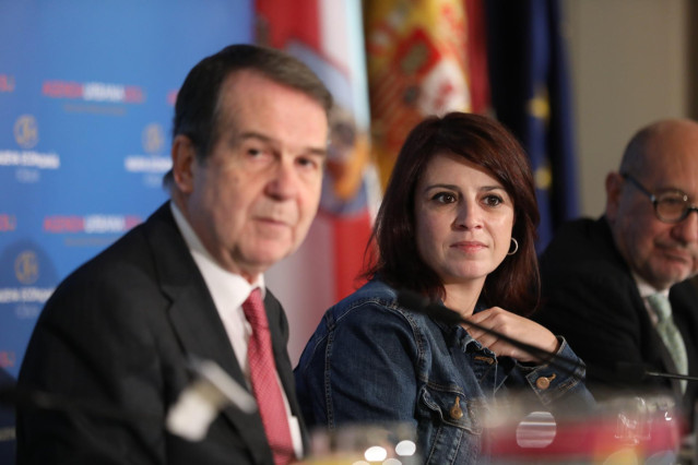 El alcalde de Vigo, Abel Caballero y la portavoz del PSOE en el Congreso de los Diputados, Adriana Lastra durante la presentación del alcalde en la conferencia-desayuno organizada por Nueva Economía Fórum en el Hotel Westin Palace, en Madrid (España), a 2