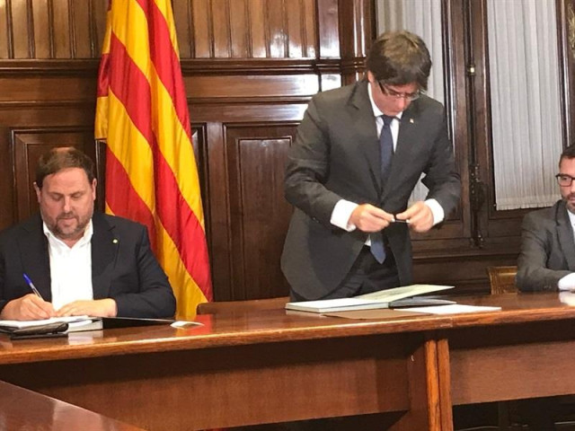 Junqueras y Puigdemont firman la convocatoria del 1 de octubre (archivo)