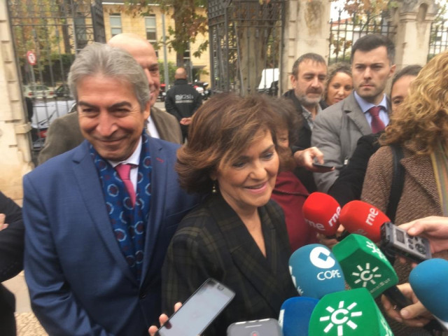 La vicepresidenta del Gobierno y ministra de la Presidencia, Relaciones con las Cortes e Igualdad en funciones, Carmen Calvo, atiende a los periodistas.