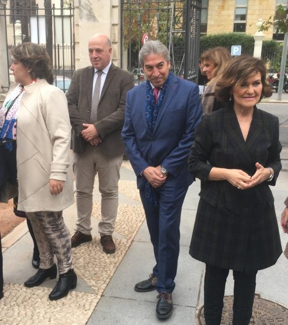 Carmen Calvo (dcha.), en el Rectorado de la Universidad de Córdoba.