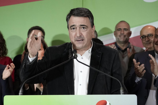 El portavoz del PNV en el Congreso de los Diputados, Aitor Esteban durante su intervención en la sede del PNV en Bilbao(Vizcaya, País Vasco, España), donde el partido sigue los resultados del escrutinio, a 10 de noviembre de 2019.