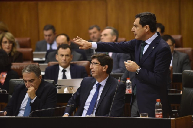 El presidente de la Junta, Juanma Moreno, durante la sesión de control en el Parlamento
