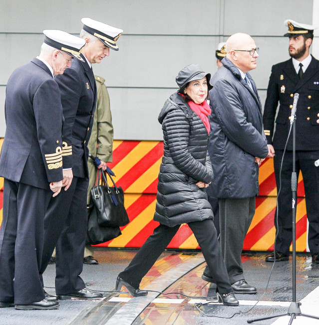 La ministra de Defensa en funciones, Margarita Robles, recibe a los tripulantes, el Arsenal Militar de Ferrol, de la fragata 