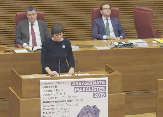 Cabedo despliega la pancarta en Les Corts