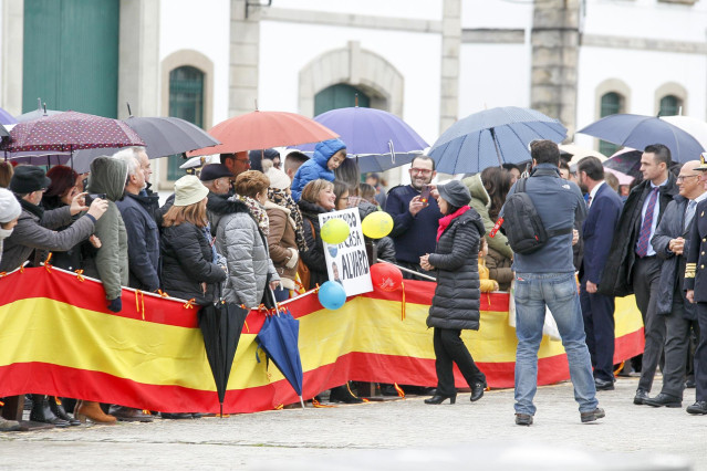 La ministra de Defensa en funciones, Margarita Robles, saludo a los familaires de los tripulantes, el Arsenal Militar de Ferrol, de la fragata 
