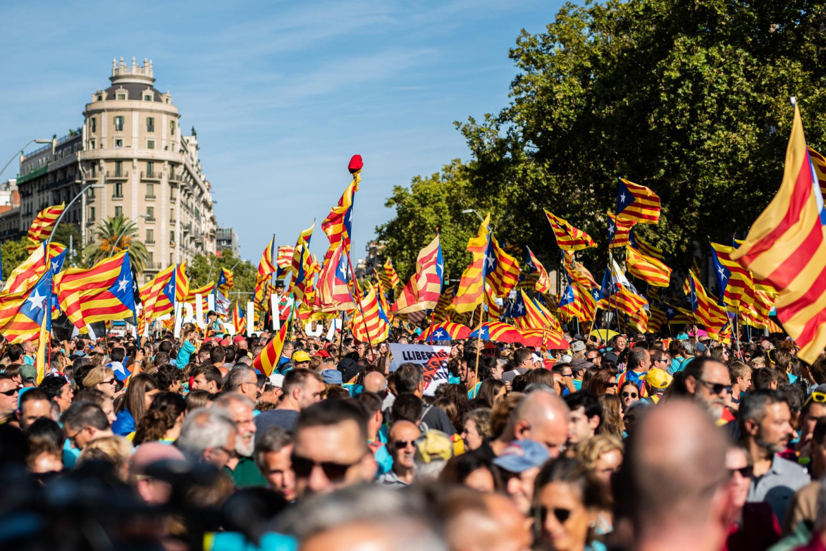 Manifestación con banderas independenistas
