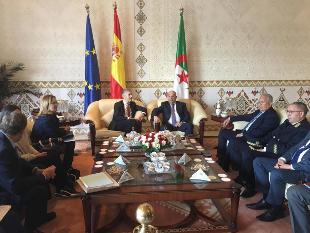 El ministro del Interior, Fernando Grande-Marlaska, se reúne en Argelia con el presidente y su homólogo