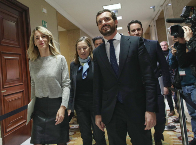 El presidente del Partido Popular, Pablo Casado (1d), llega a recoger el acta de diputado acompañado de la portavoz del Grupo Popular en el Congreso, Cayetana Álvarez de Toledo (1i), y la vicepresidenta tercera del Congreso de los Diputados, Ana Pastor (2