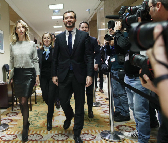 El presidente del Partido Popular, Pablo Casado (1d), llega a recoger el acta de diputado acompañado de la portavoz del Grupo Popular en el Congreso, Cayetana Álvarez de Toledo (1i), y la vicepresidenta tercera del Congreso de los Diputados, Ana Pastor (2