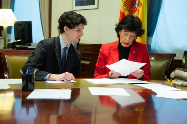 La ministra de Educación y portavoz del Gobierno, Isabel Celaá, acreditándose en el Congreso