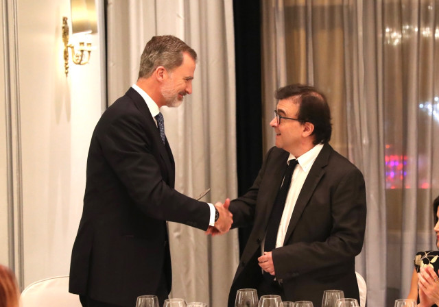 El Rey Felipe VI y el escritor Javier Cercas