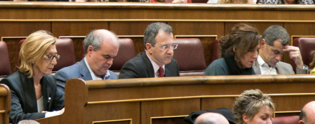 En sus escaños del hemiciclo