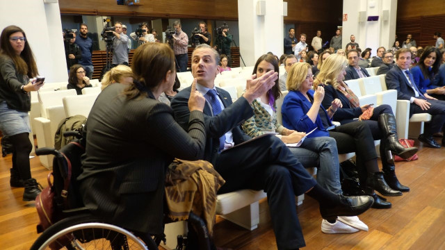 La representante de la Asociación Mujeres Marroquíes, Nadia Otmani, enfrentándose al portavoz de Vox en el Ayuntamiento de Madrid, Javier Ortega Smith