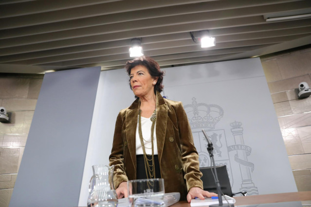 La ministra Portavoz, y de Educación y Formación Profesional en funciones, Isabel Celaá, comparece ante los medios de comunicación, tras la reunión del Consejo de Ministros en Moncloa, en Madrid (España), a 29 de noviembre de 2019.