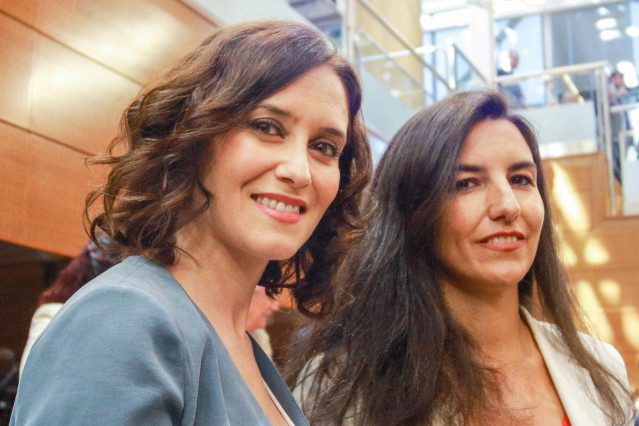 Imagen de archivo de la presidenta de la Comunidad, Isabel Díaz Ayuso y la portavoz de Vox en la Asamblea de Madrid, Rocío Monasterio, en la Asamblea de Madrid.