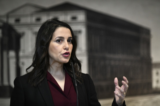La portavoz de Ciudadanos en el Congreso, Inés Arrimadas, ofrece declaraciones a los medios de comunicación tras presentar sus credenciales ante el Congreso de los Diputados, en Madrid (España), a 29 de noviembre de 2019-