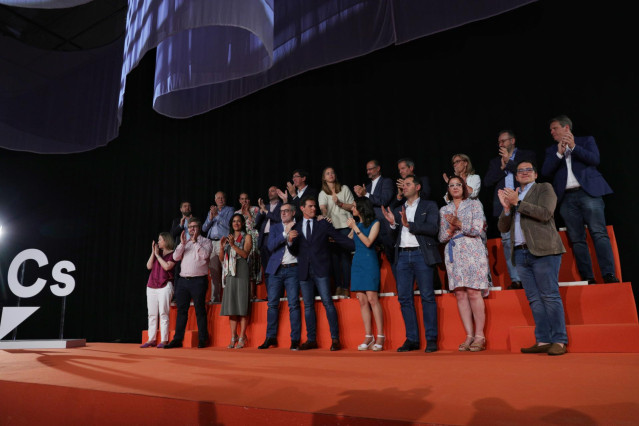 El expresidente de Ciudadanos Albert Rivera con sus compañeros de partido en el último Consejo General de Ciudadanos.
