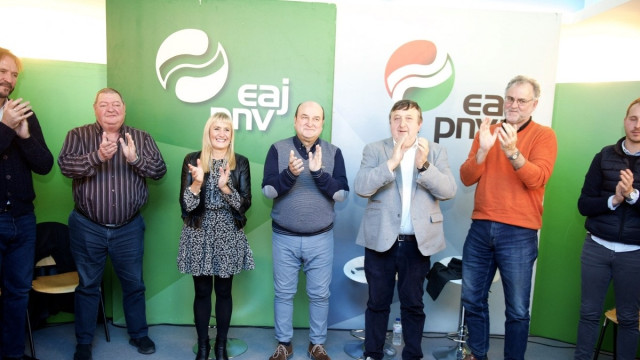 El presidente del EBB de PNV Andoni Ortuzar, el presidente del ABB, José Antonio Suso, el alcalde de Valdegobia, Juan Carlos Ramírez Escudero, y la juntera por Tierras Esparsas Rakel Vicario participan en el VII Alderdikide Eguna de Añana.