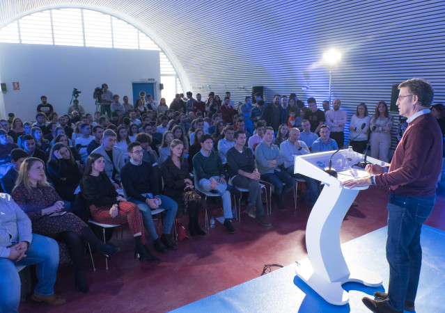 El presidente del PP de Galicia, Alberto Núñez Feijóo, interviene en un acto de Novas Xeracións.