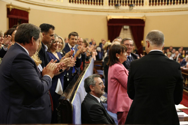 Aplauso al presidente del Senado, Manuel Cruz (PSOE), durante la constitución de la legislatura anterior.