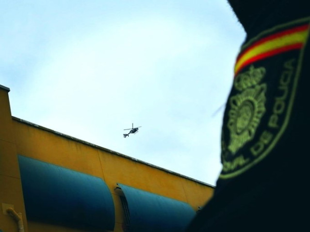 Un helicóptero sobrevuela el CIE de Aluche ante un intento de fuga
