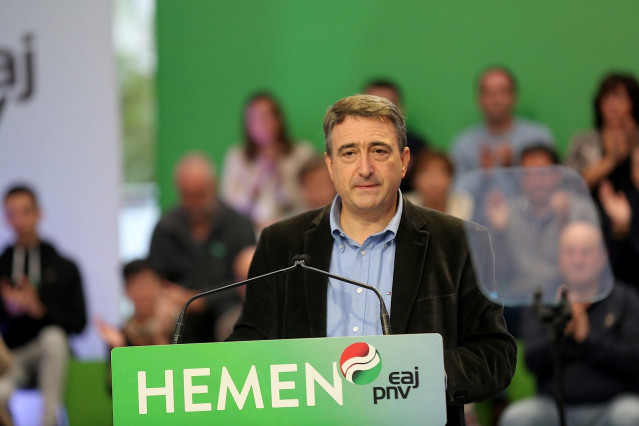 El cabeza de lista del PNV al Congreso por Bizkaia, Aitor Esteban, en un acto