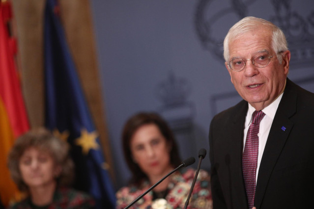 El ministro de Asuntos Exteriores, UE y Cooperación en funciones, Josep Borrell (emocionado), ofrece una rueda de prensa en la sede del Ministerio tras asistir a su último Consejo de Ministros y presentar su renuncia para convertirse en alto representante