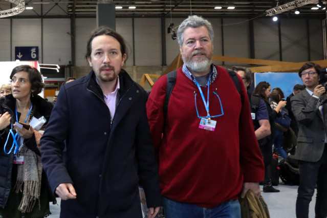 El secretario general de Unidas Podemos, Pablo Iglesias (izq) y el diputado de Unidas Podemos, Juantxo López de Uralde (dech), a su llegada a la Conferencia de Naciones Unidas sobre el Cambio Climático (COP25), en Madrid (España), a 2 de diciembre de 2019