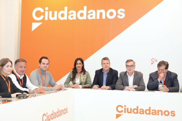 La Secretaria de Relaciones institucionales, Marta Rivera (1i), el Secretario de Política Autonómica, Ignacio Aguado (3i), la Secretaria de Política Municipal, Begoña Villacís (4i), el Secretario de Finanzas, Carlos Cuadrado (5i), el Secretario General, J