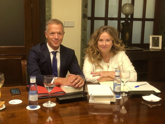 Cristina Ayala, senadora del PP, junto al también burgalés Ander Gil, portavoz de PSOE en el Senado.