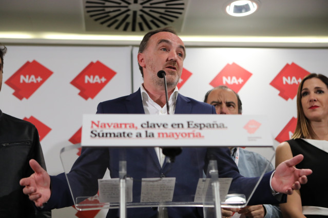 El presidente de UPN y portavoz parlamentario de Navarra Suma, Javier Esparza (en el atril)