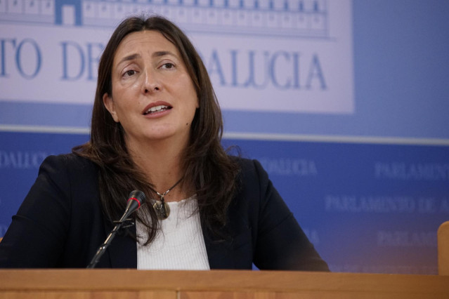 La secretaria general del PP-A, Loles López,en rueda de prensa en el Parlamento andaluz.