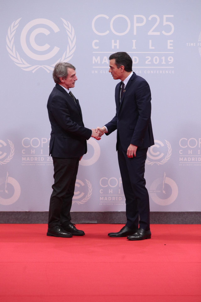 El presidente del Gobierno en funciones, Pedro Sánchez (izq), saluda al presidente del Parlamento Europeo, David Sassoli (dech), en el recibimiento a los Jefes de Estado y de Gobierno a su llegada a la Conferencia de Naciones Unidas sobre el Cambio Climát