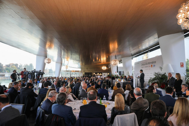 El presidente de la Junta, Juanma Moreno, durante su intervención en el quinto aniversario de los desayunos Informativos de Europa Press Andalucía.